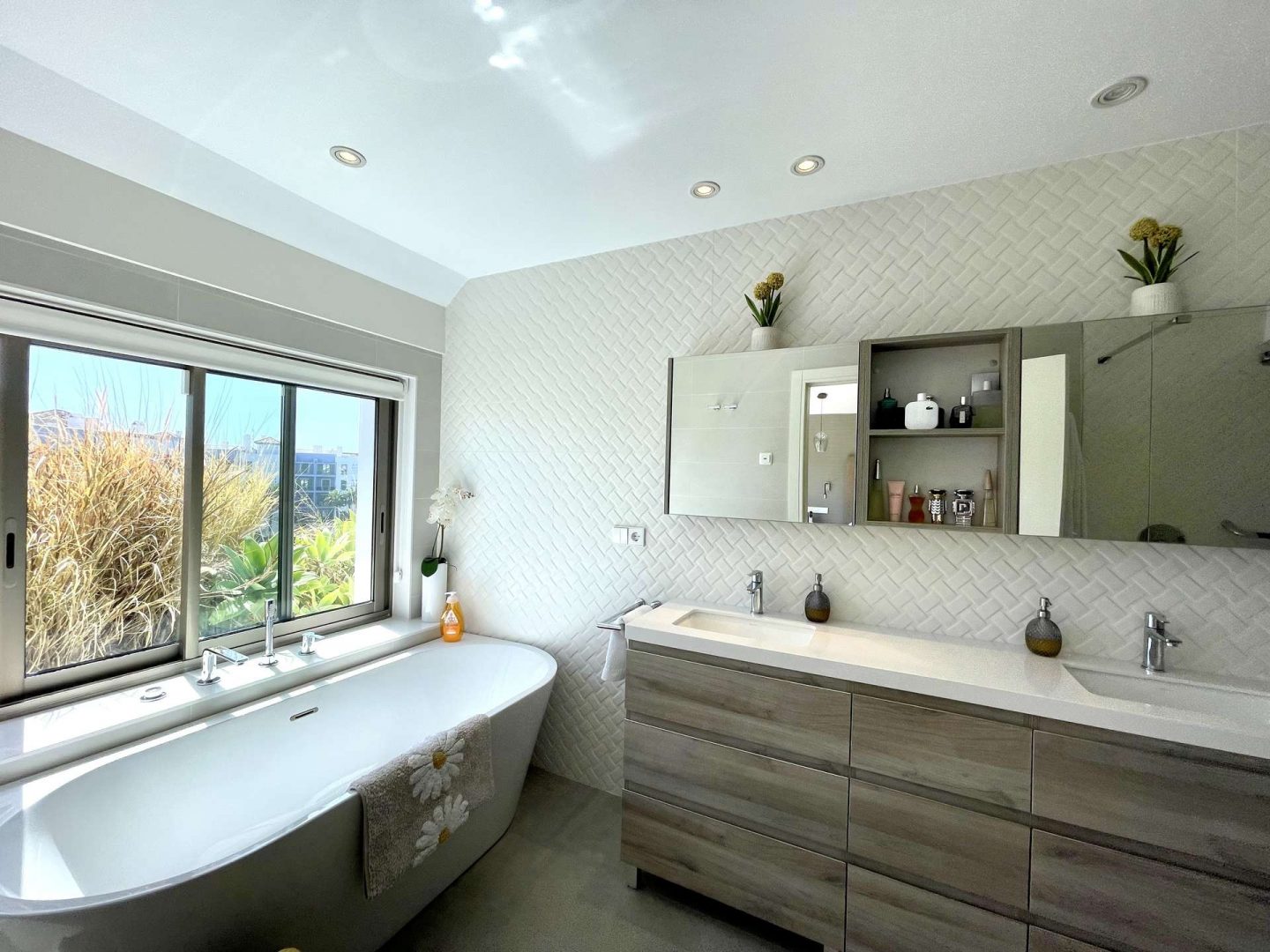 Tageslichtbad mit Badewanne