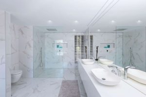 elegante Badezimmer mit Marmor