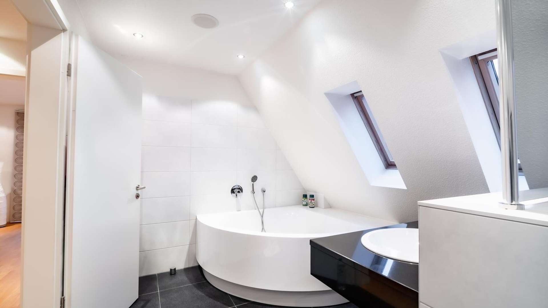großzügige Eckbadewanne