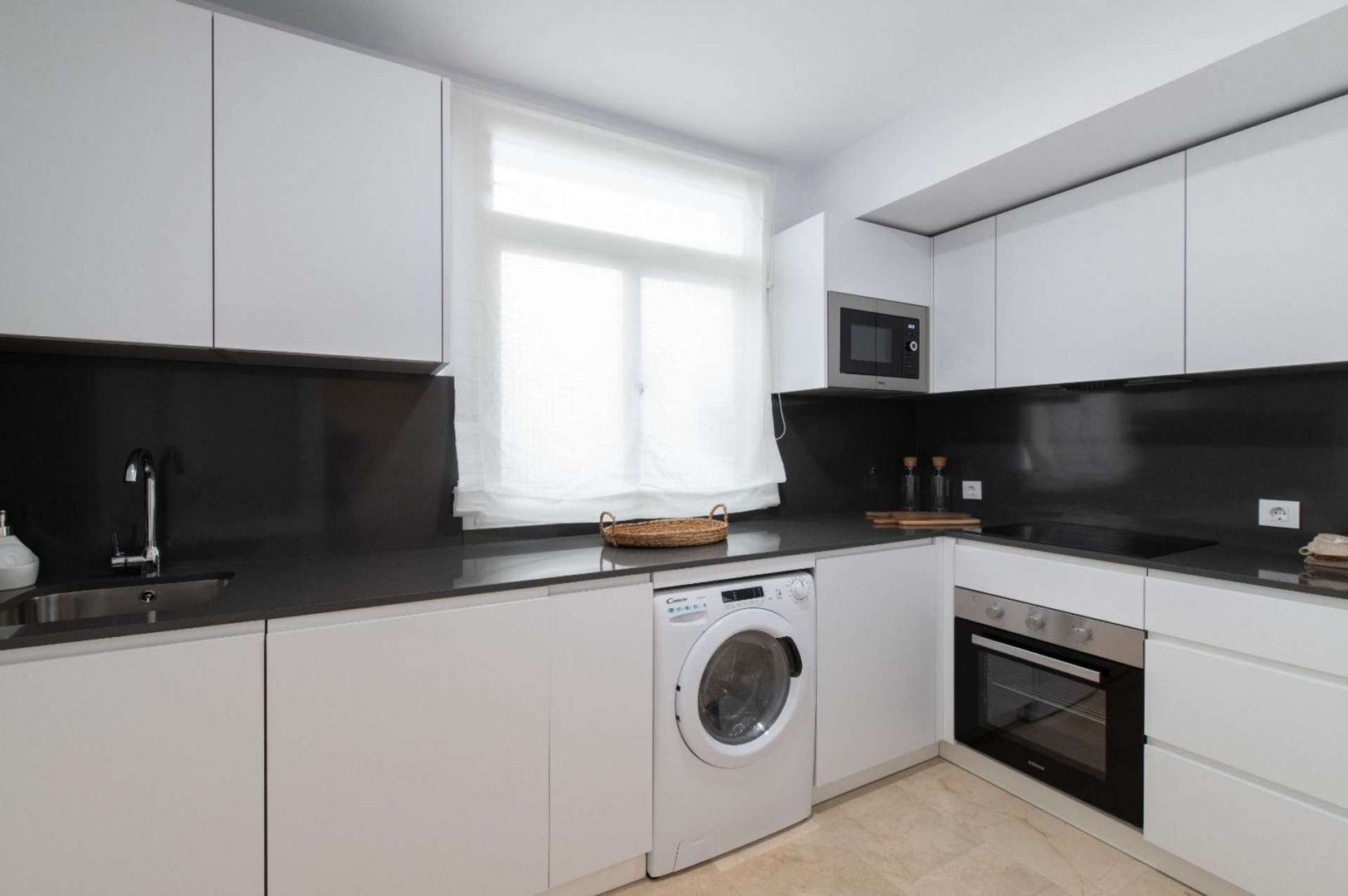 moderne Einbauküche mit Waschmaschine
