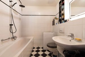 Bad mit Badewanne