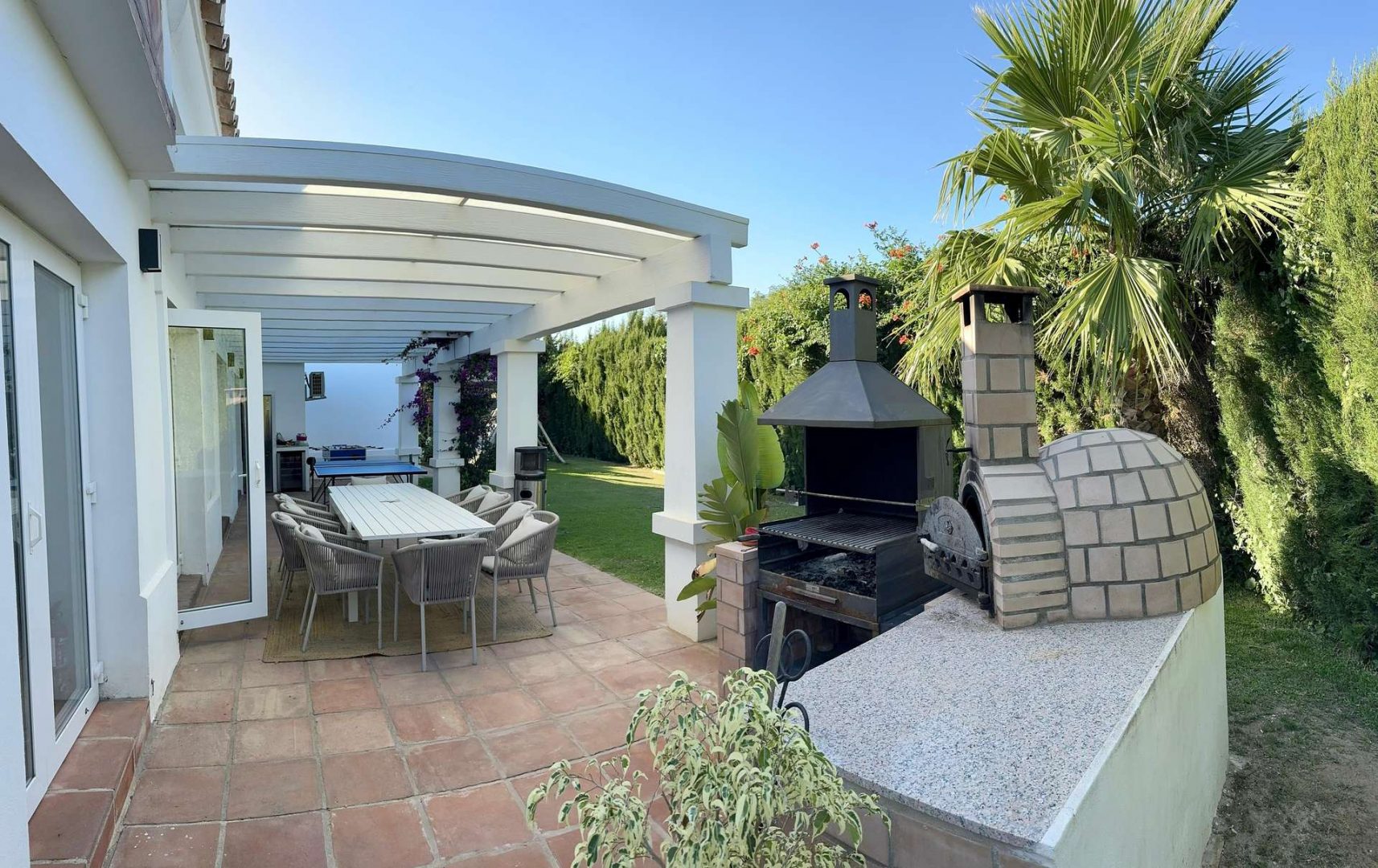 Terrasse mit Außenküche