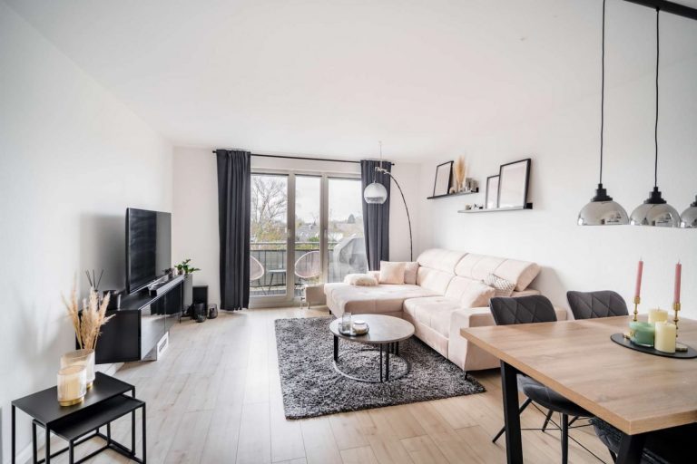 Wohnzimmer mit bodentiefen Fenstern