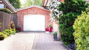 Garage und Stellplätze