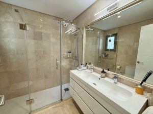 Badezimmer mit Dusche