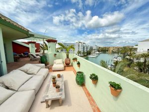 Dachterrasse mit Blick auf den Yachthafen
