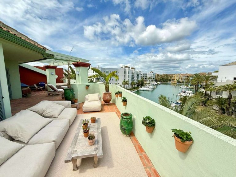 Dachterrasse mit Blick auf den Yachthafen