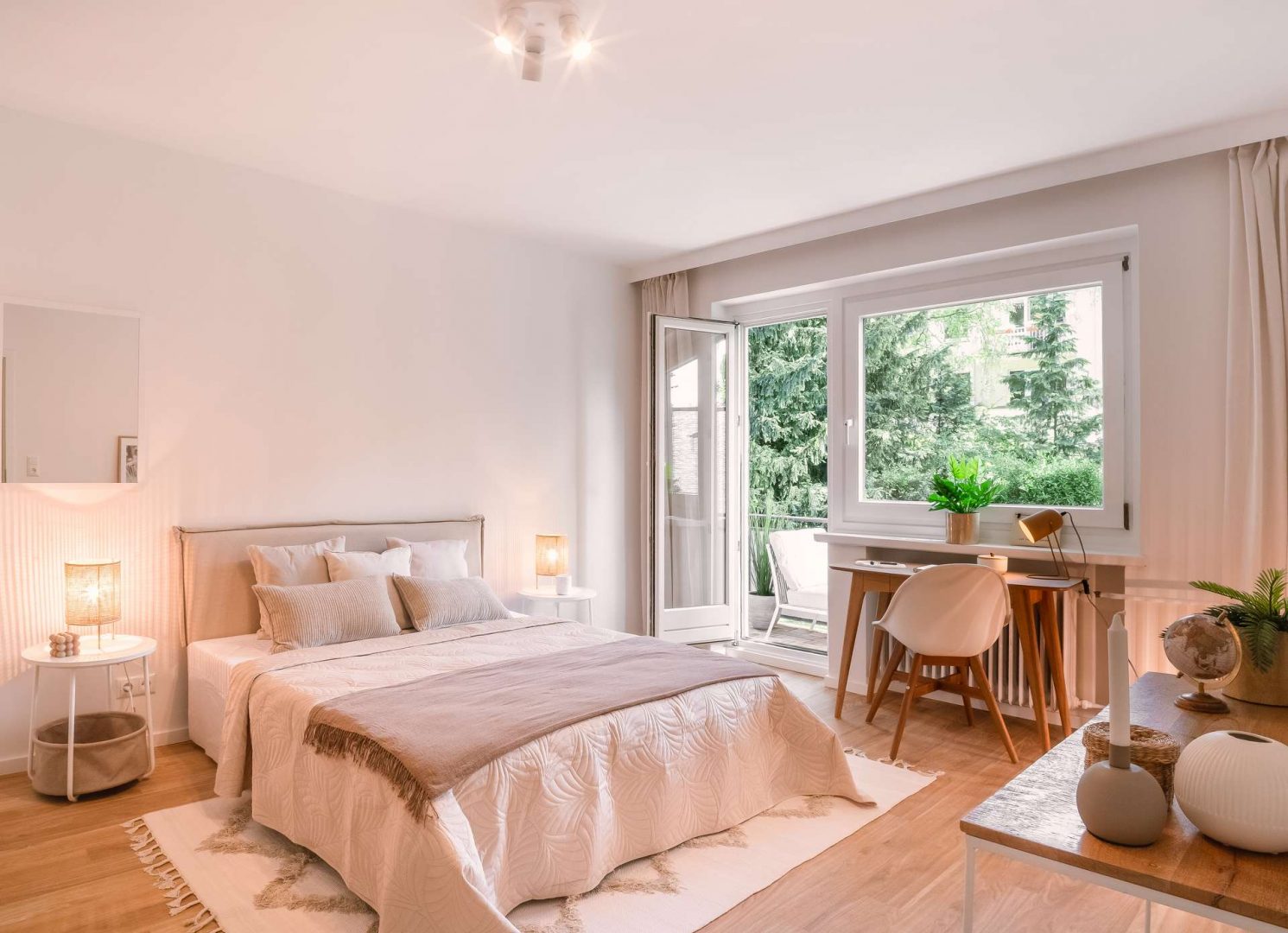 ruhiges, rückwärtiges Schlafzimmer
