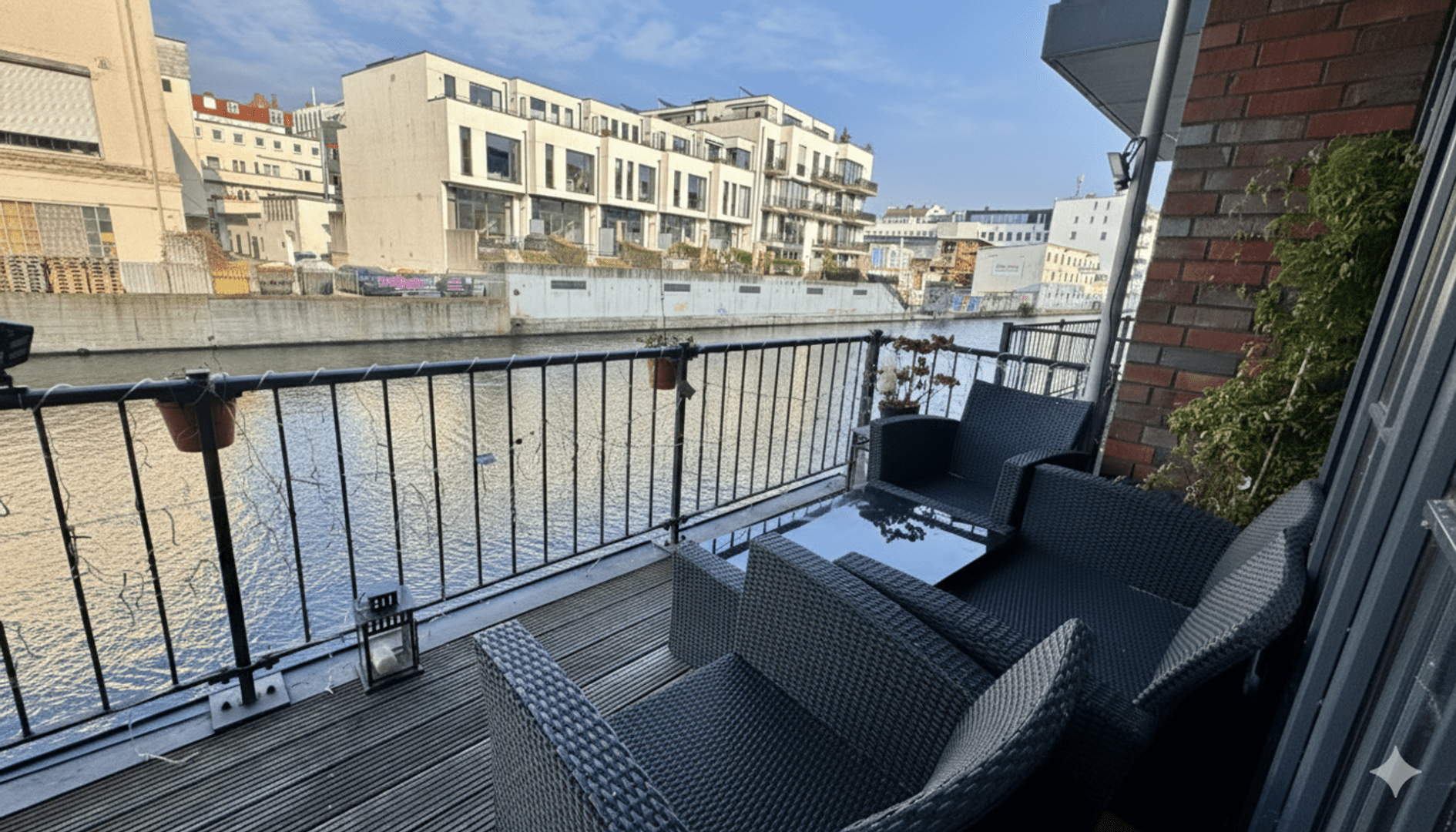 Balkon mit Wasserblick