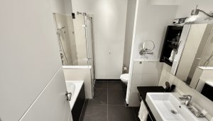 modernes Vollbad mit Badewanne