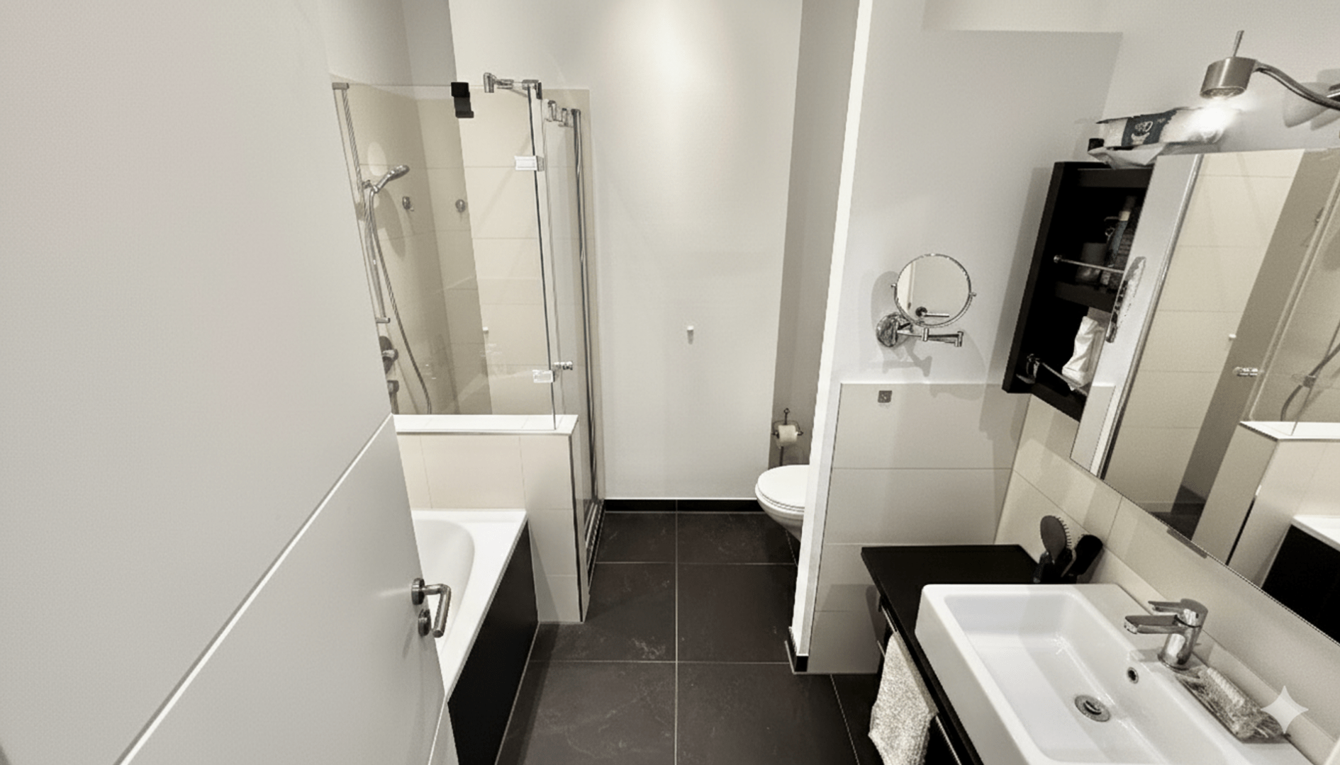 modernes Vollbad mit Badewanne