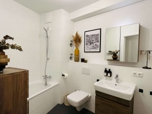 zweites Badezimmer mit Wanne