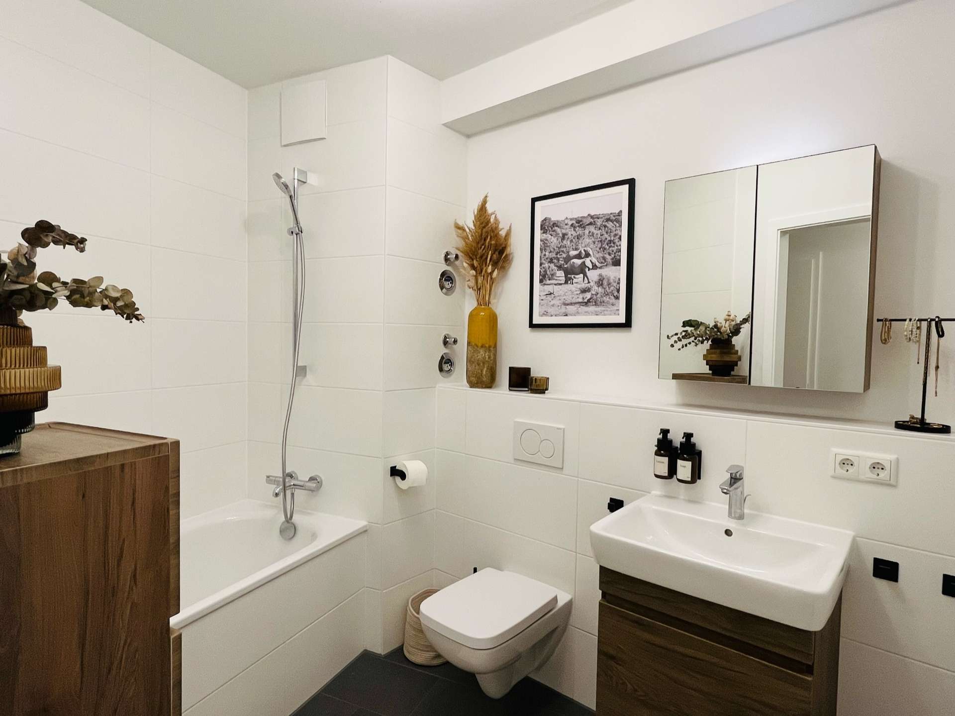 zweites Badezimmer mit Wanne