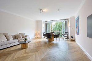 lichtdurchflutetes Wohn-/ Esszimmer mit Flügeltüren