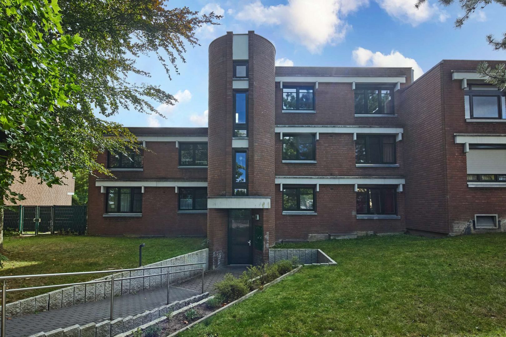 Wohnhaus mit Wohnung oben rechts