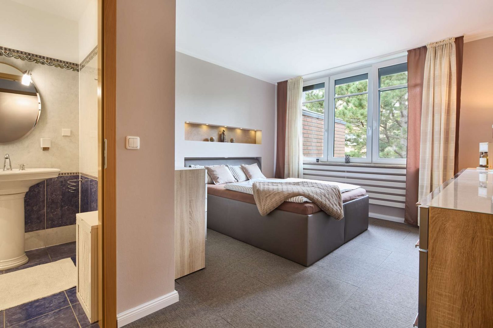 Geräumiges Schlafzimmer mit Bad