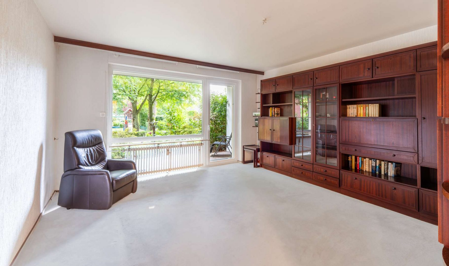 Wohnzimmer mit Zugang zur Terrasse